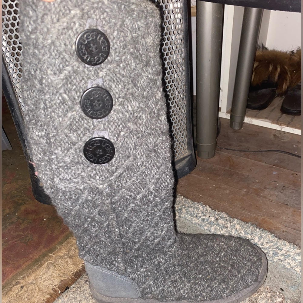 UGG RIGHT FOOT SWEATER BOOT